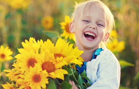 Kind mit Sonnenblumen