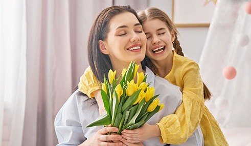 Mutter und Tochter mit Tulpenstrauß